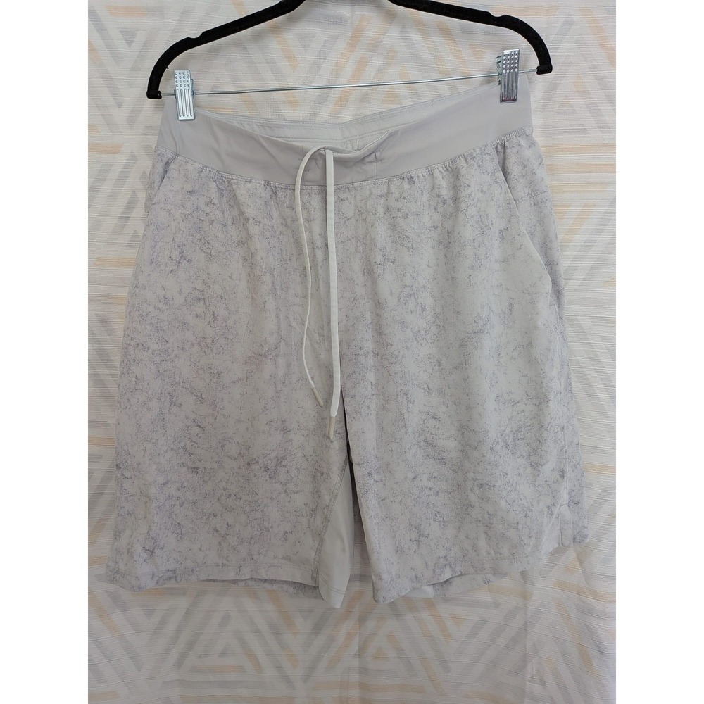 Lululemon Mens Athletic Shorts L Abstract Print Gray White Drawstring‎ Gym